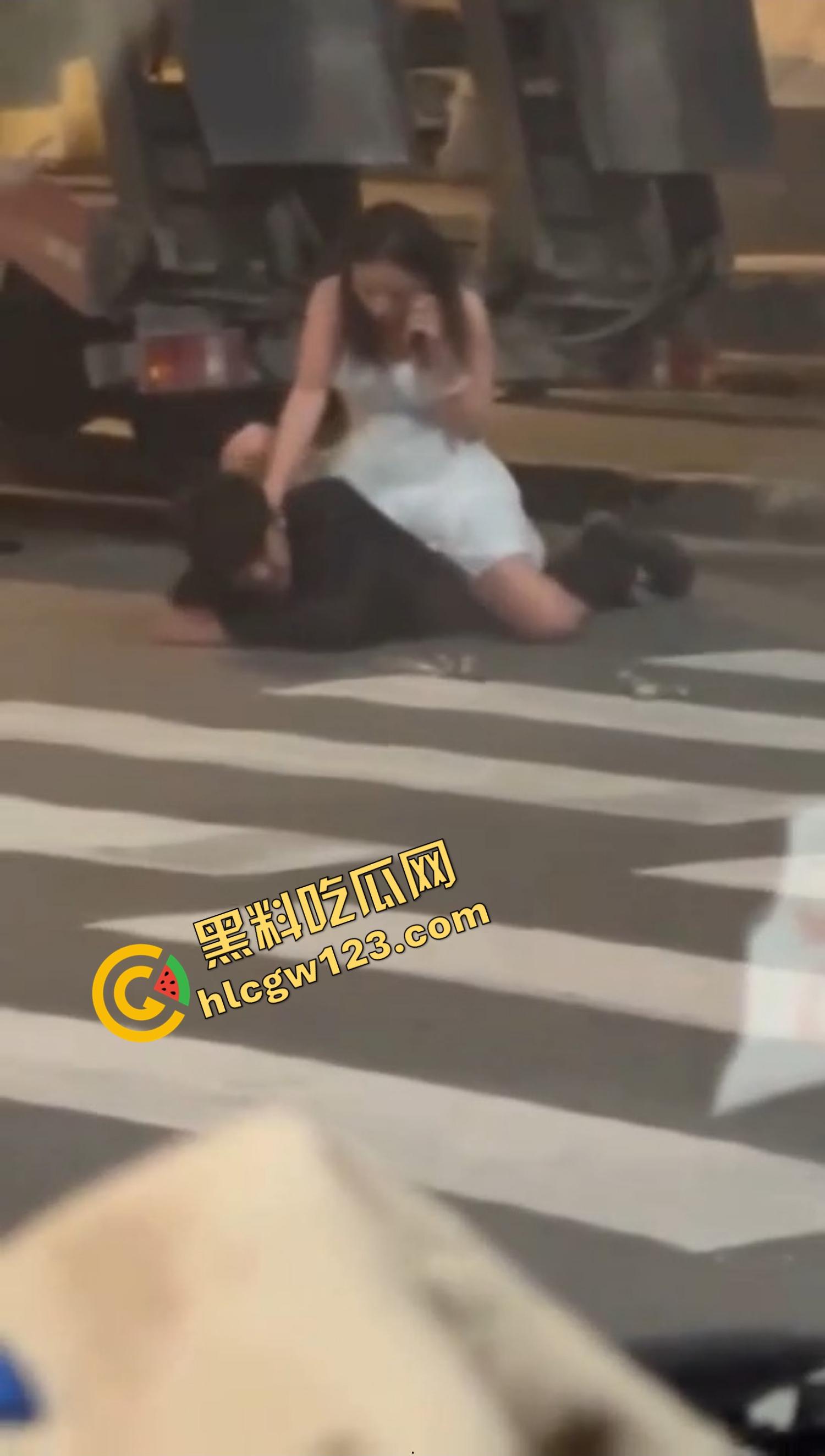 爱的有多深打得就有多狠，女的骑在男的身上连扇带踹，这会怎么没人说家暴了？龟男的痛谁替他说一句？-9