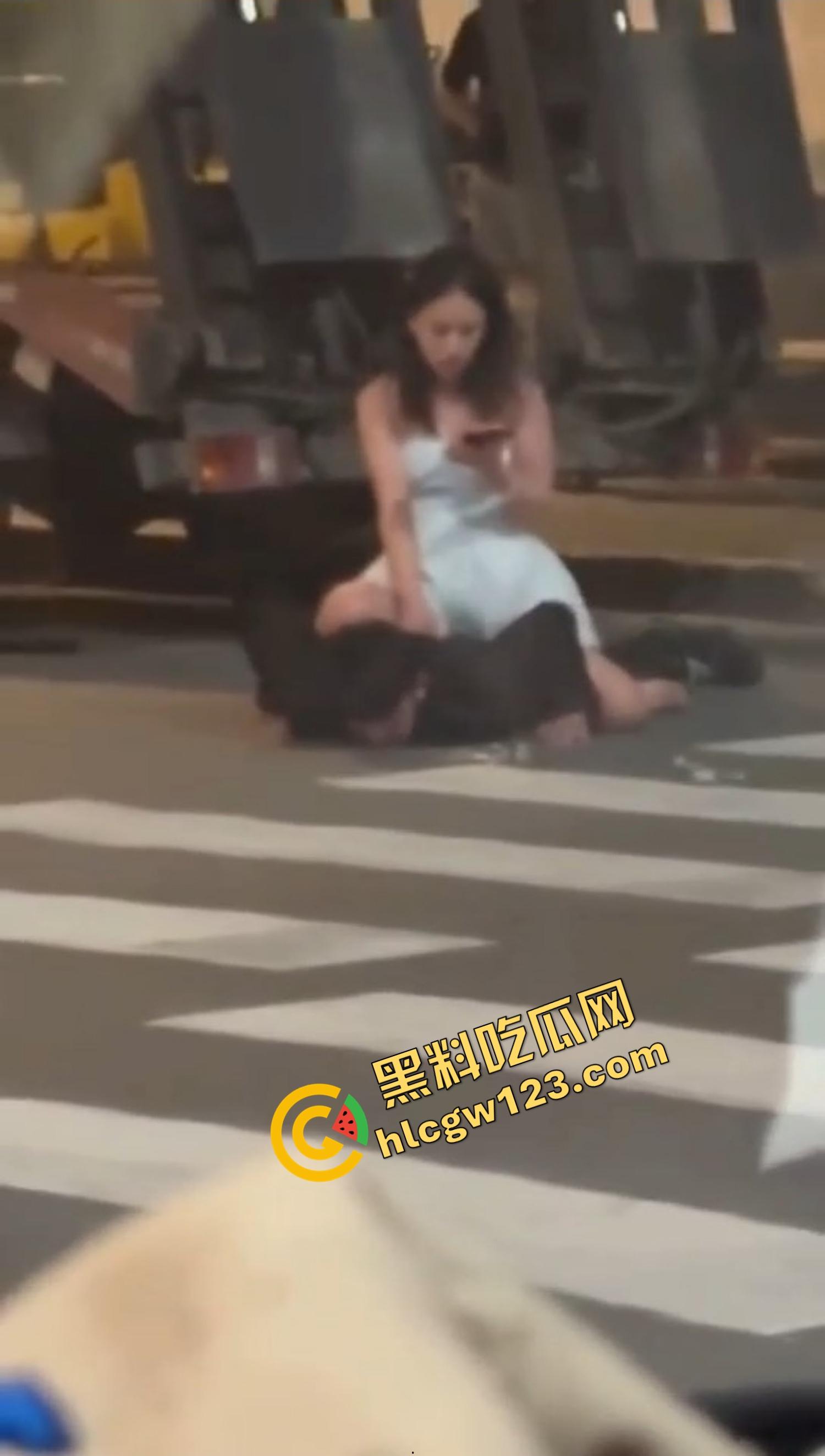 爱的有多深打得就有多狠，女的骑在男的身上连扇带踹，这会怎么没人说家暴了？龟男的痛谁替他说一句？-11