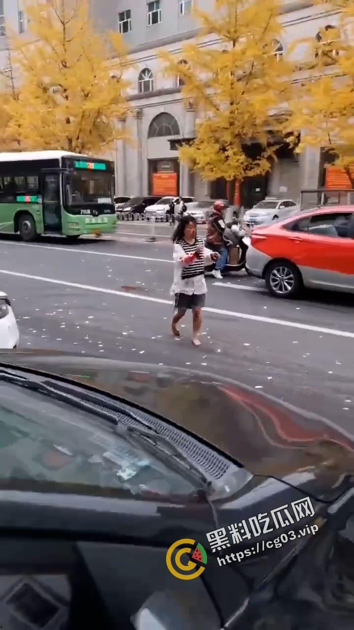 辽宁丹东街头 女子满头鲜血狼狈不堪 自称朝鲜人被骗到按摩店工作 这是逃出来的不想活了-1