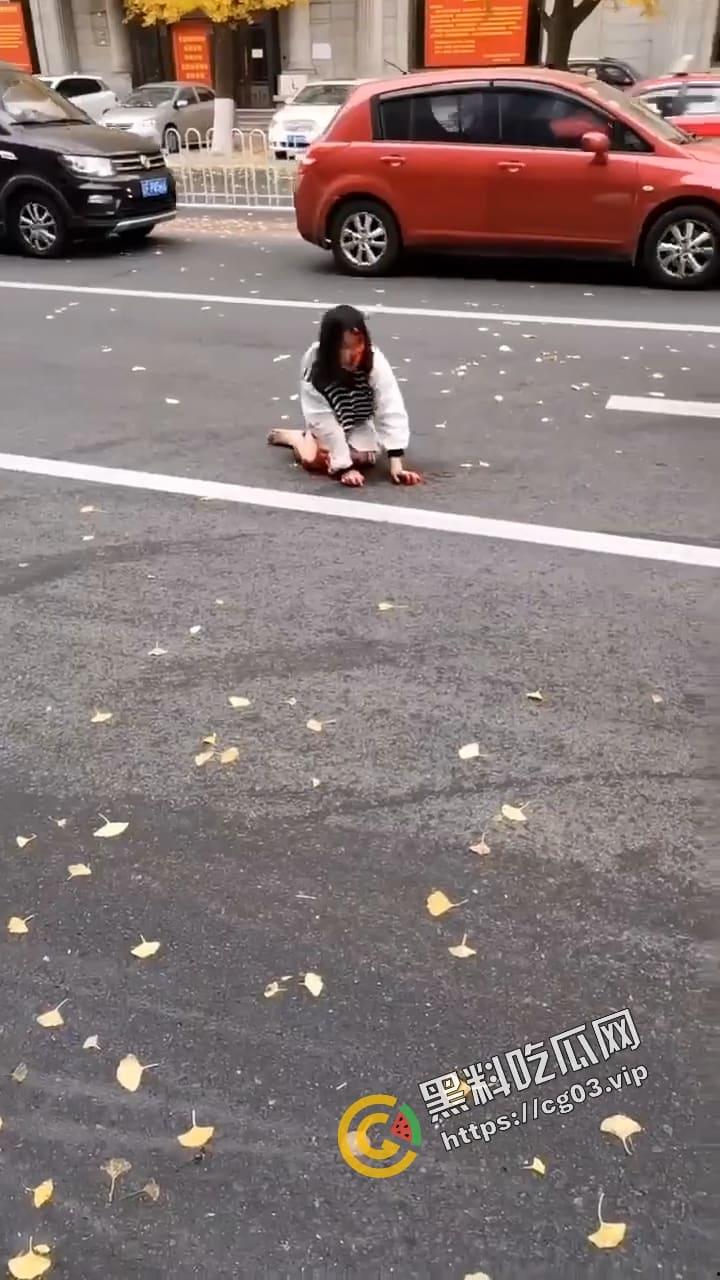 辽宁丹东街头 女子满头鲜血狼狈不堪 自称朝鲜人被骗到按摩店工作 这是逃出来的不想活了-3