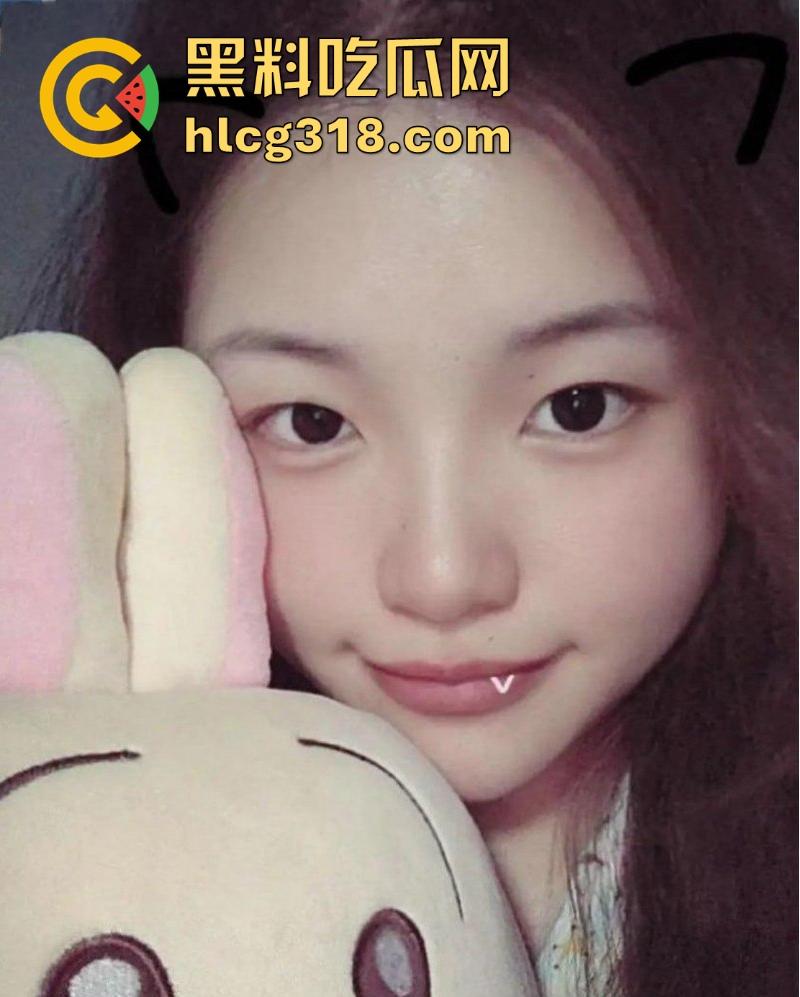 广东城建职业技术学院【李思洁】高颜值巨乳反差婊 粉乳嫩穴曲线火辣，肥臀美乳性瘾极强。-1