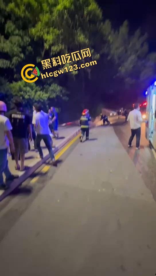 女骑电摩骑出火力全开模式,车子骑着骑着自燃直接把裤子烧没了,当场草地打滚成辣妹火焰鸡!-8