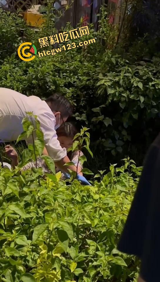 女骑电摩骑出火力全开模式,车子骑着骑着自燃直接把裤子烧没了,当场草地打滚成辣妹火焰鸡!-10