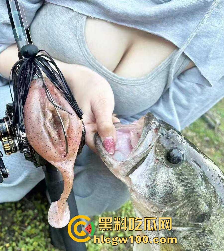 桥下风景大不同,钓鱼佬好不容易休假钓鱼,结果撞见野战现场,鱼没钓到兴趣全被别的勾走了!-2