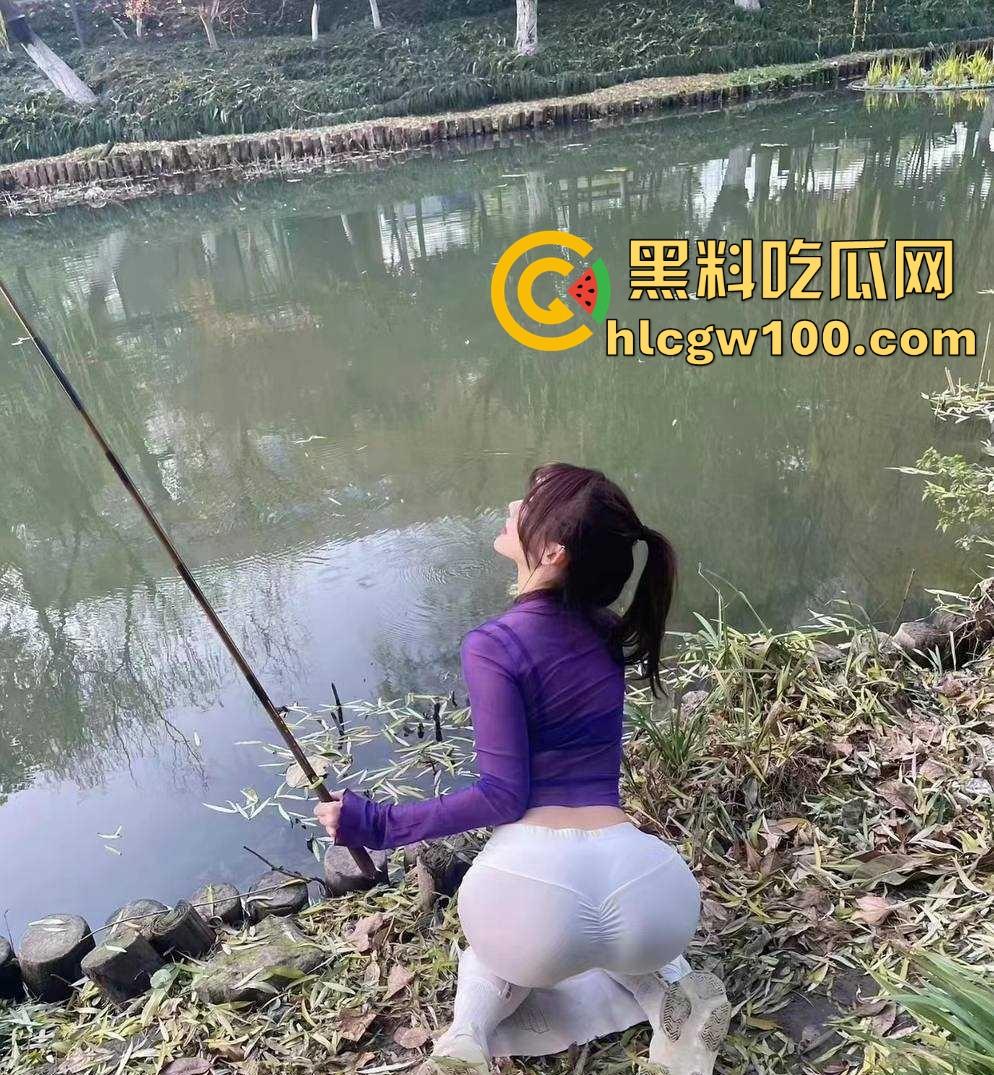 桥下风景大不同,钓鱼佬好不容易休假钓鱼,结果撞见野战现场,鱼没钓到兴趣全被别的勾走了!-4