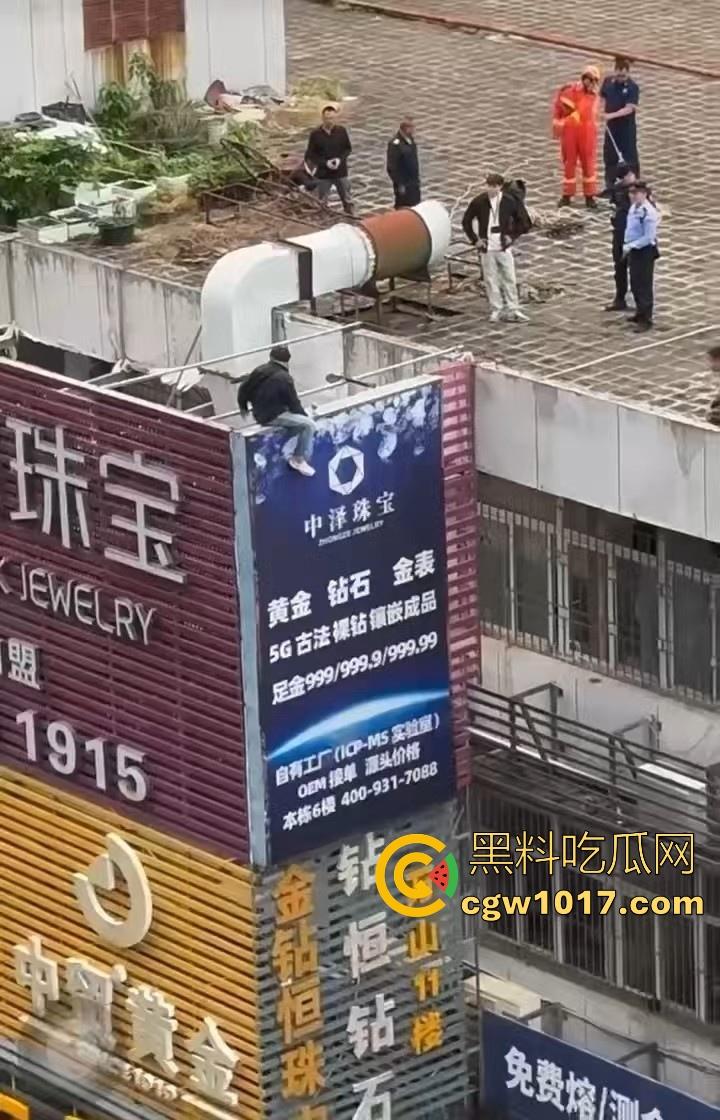 黄金价格暴跌!深圳市罗湖区水贝,金展国际珠宝广场楼上又一个想不开的要跳搂,这哥们是不是全仓了黄金!-1