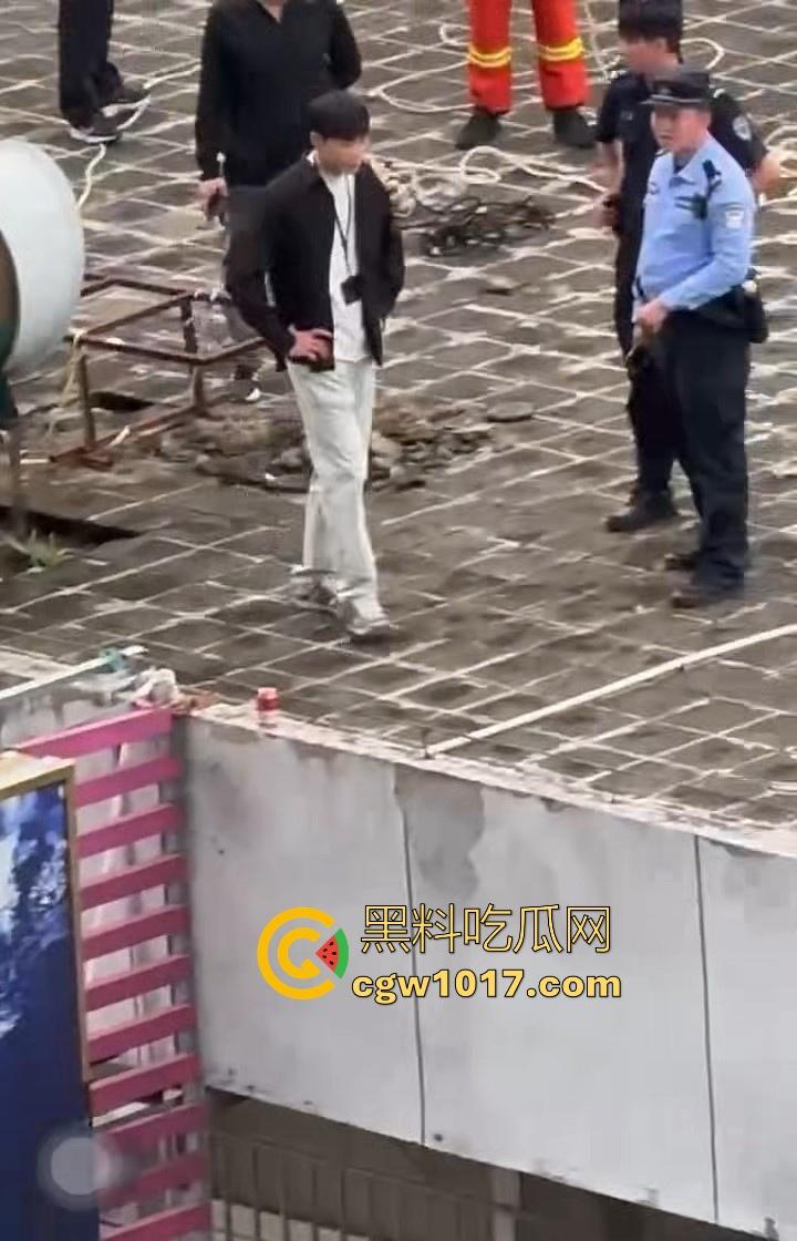 黄金价格暴跌!深圳市罗湖区水贝,金展国际珠宝广场楼上又一个想不开的要跳搂,这哥们是不是全仓了黄金!-2