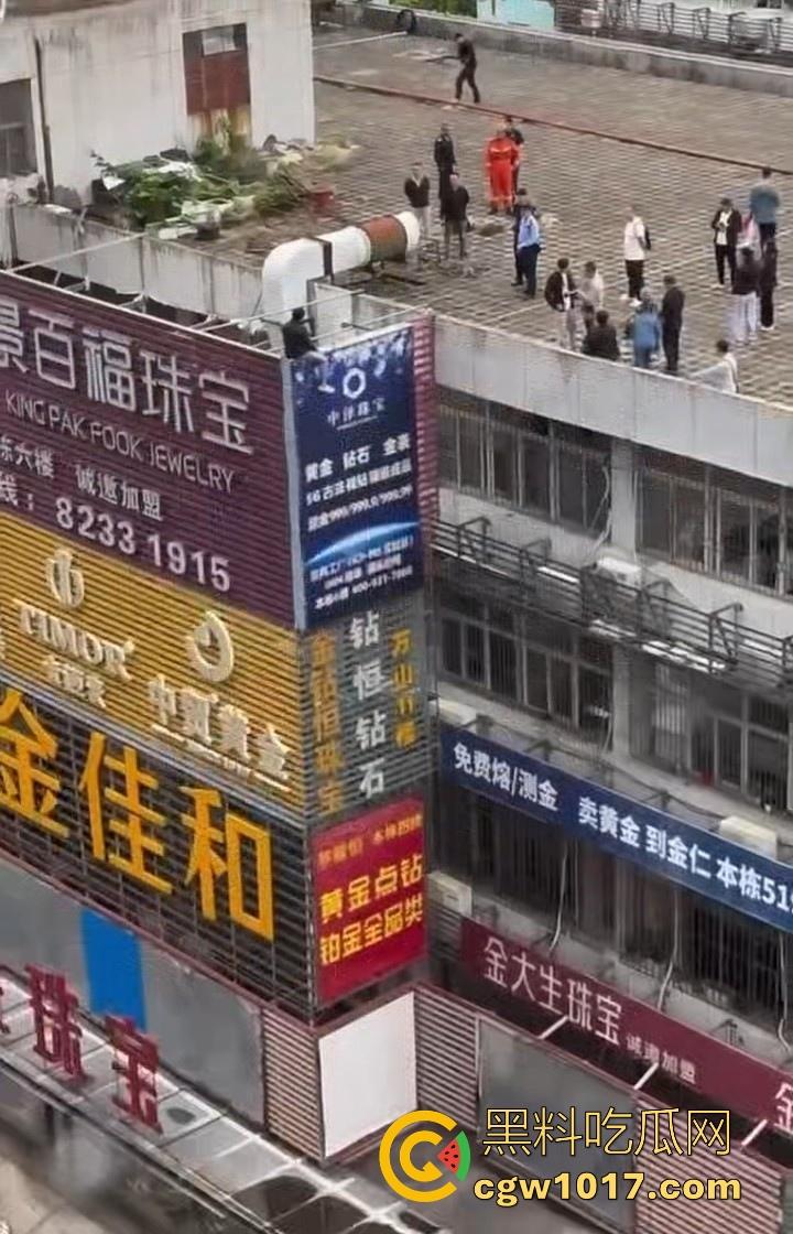 黄金价格暴跌!深圳市罗湖区水贝,金展国际珠宝广场楼上又一个想不开的要跳搂,这哥们是不是全仓了黄金!-3