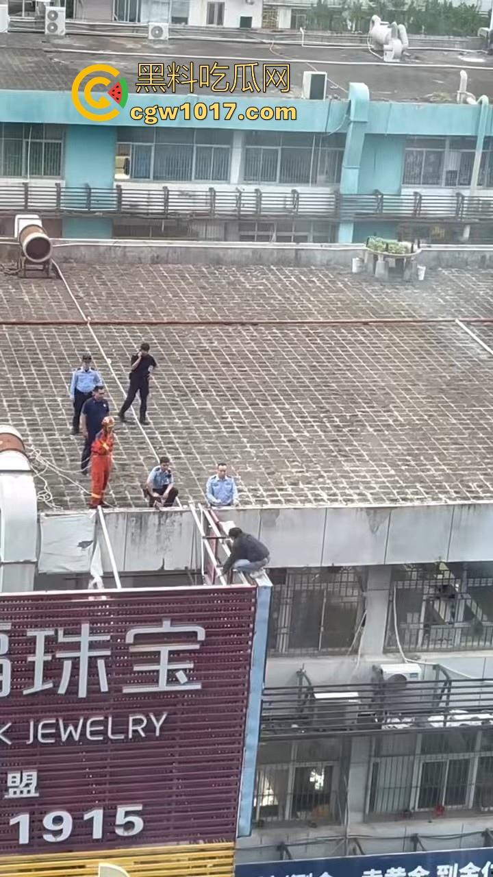 黄金价格暴跌!深圳市罗湖区水贝,金展国际珠宝广场楼上又一个想不开的要跳搂,这哥们是不是全仓了黄金!-4