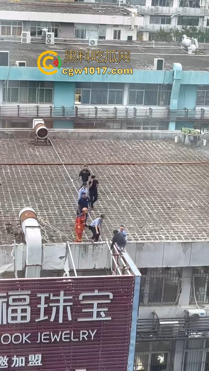 黄金价格暴跌!深圳市罗湖区水贝,金展国际珠宝广场楼上又一个想不开的要跳搂,这哥们是不是全仓了黄金!-5