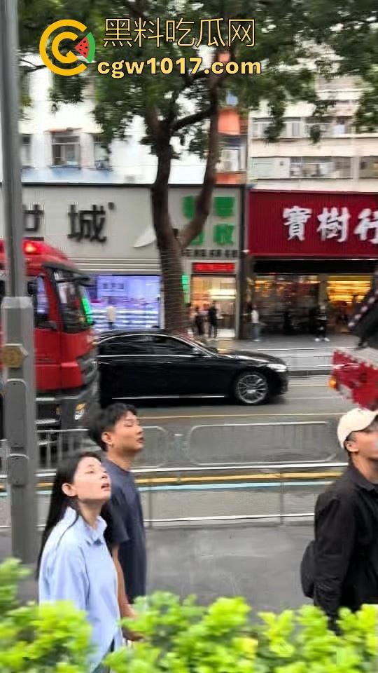 黄金价格暴跌!深圳市罗湖区水贝,金展国际珠宝广场楼上又一个想不开的要跳搂,这哥们是不是全仓了黄金!-6