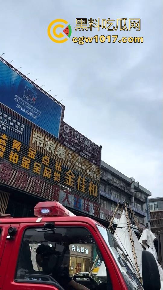 黄金价格暴跌!深圳市罗湖区水贝,金展国际珠宝广场楼上又一个想不开的要跳搂,这哥们是不是全仓了黄金!-7