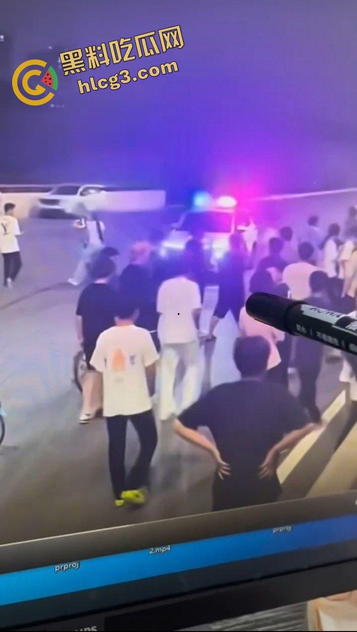 擒拿事件!便衣民警混入人群 捉拿 改装电动车精神小伙!直接无处遁形!-3