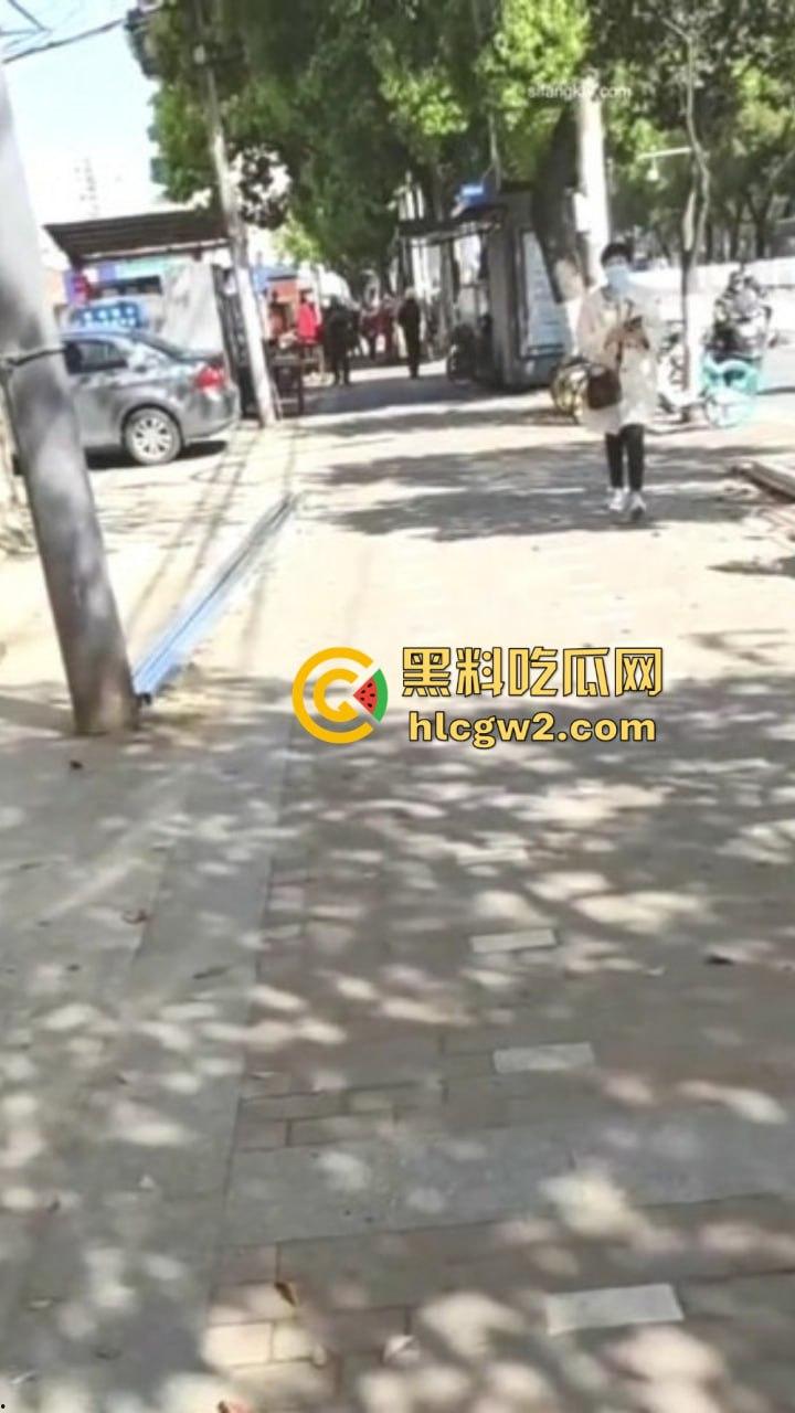 四眼约炮大神牛逼炸了!征服四位寂寞阿姨骑电动车轮番赴约被操,全程对话骚到爆 阿姨们直接抢着被要被上!-6