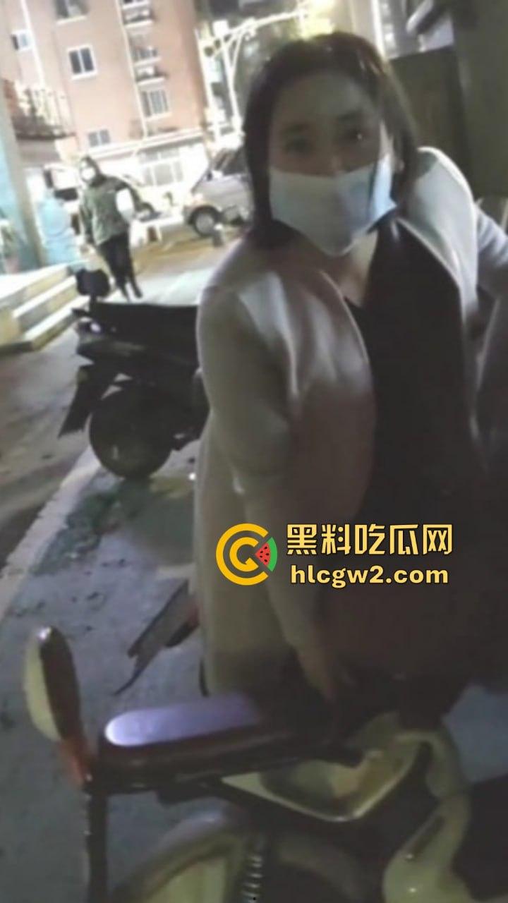 四眼约炮大神牛逼炸了!征服四位寂寞阿姨骑电动车轮番赴约被操,全程对话骚到爆 阿姨们直接抢着被要被上!-17