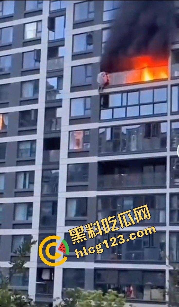 杭州居民楼火灾惨剧！楼上住户逃生不成被熏晕坠楼，楼下邻居冷漠关窗-7