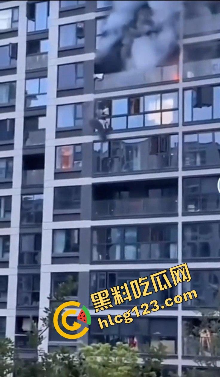 杭州居民楼火灾惨剧！楼上住户逃生不成被熏晕坠楼，楼下邻居冷漠关窗-8