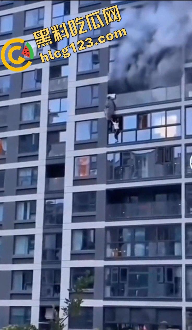 杭州居民楼火灾惨剧！楼上住户逃生不成被熏晕坠楼，楼下邻居冷漠关窗-9