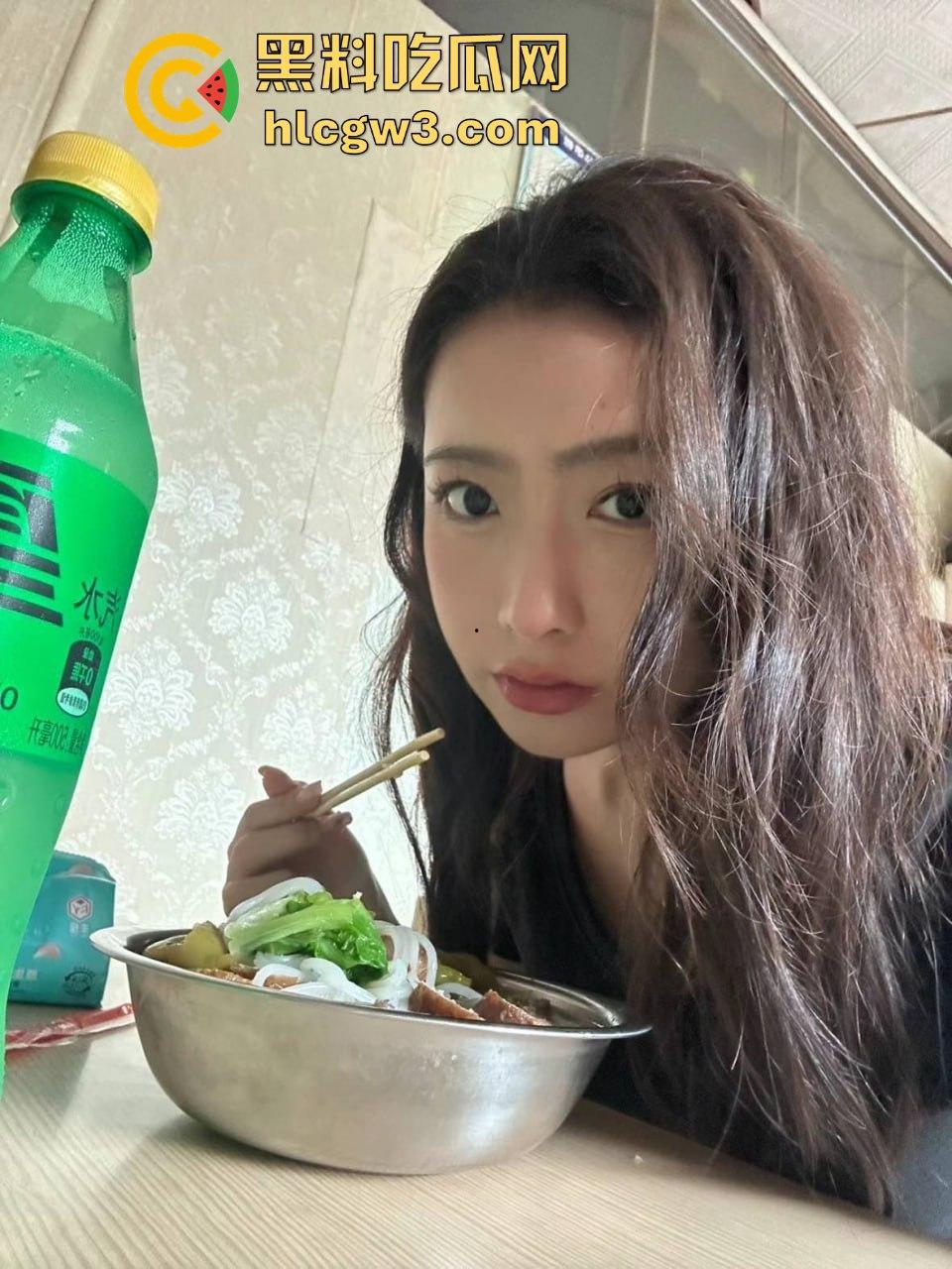 南京颜值骚御姐『任若萱』巨乳挺翘 无毛粉嫩鲍刮得像小女孩,细节流出让网友脑补全套羞耻PLAY!-1