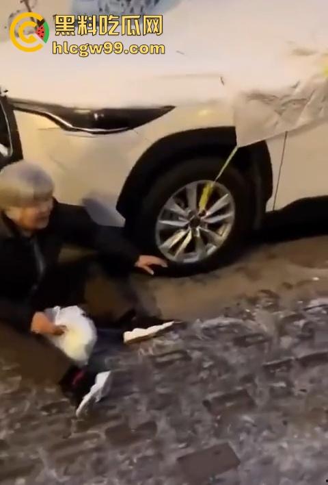老奶奶摔倒无人敢扶,黑龙江街头上演最扎心一幕,路人害怕惹麻烦直接拒绝让我过个好年!-2