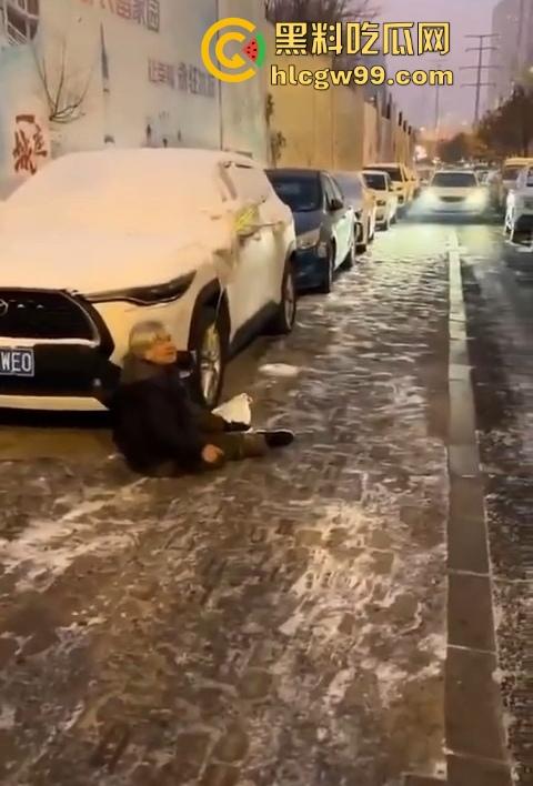 老奶奶摔倒无人敢扶,黑龙江街头上演最扎心一幕,路人害怕惹麻烦直接拒绝让我过个好年!-3