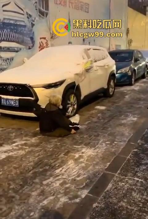 老奶奶摔倒无人敢扶,黑龙江街头上演最扎心一幕,路人害怕惹麻烦直接拒绝让我过个好年!-5