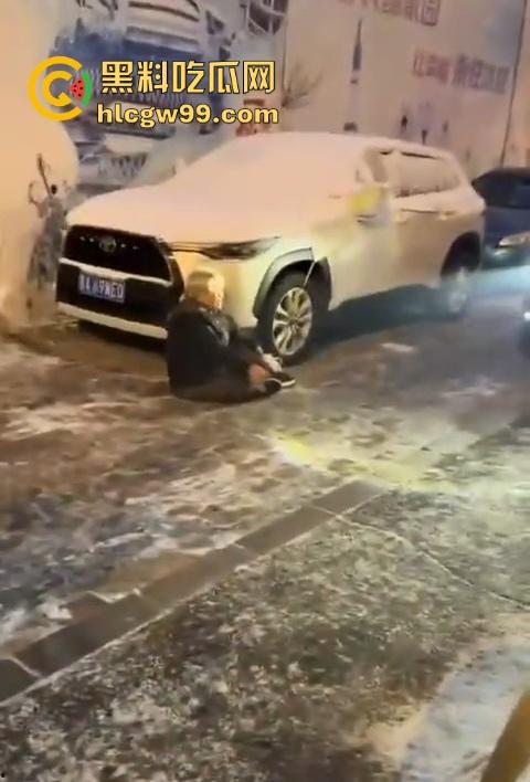 老奶奶摔倒无人敢扶,黑龙江街头上演最扎心一幕,路人害怕惹麻烦直接拒绝让我过个好年!-7