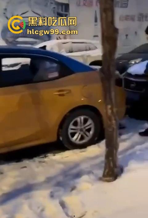 老奶奶摔倒无人敢扶,黑龙江街头上演最扎心一幕,路人害怕惹麻烦直接拒绝让我过个好年!-9