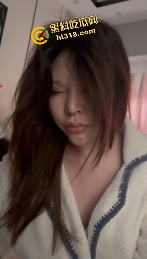 英区流子捉奸名场面,捞女床上被抓现行,一个男友当钱包,一个男友当鸡巴,双线并行享受生活!-7