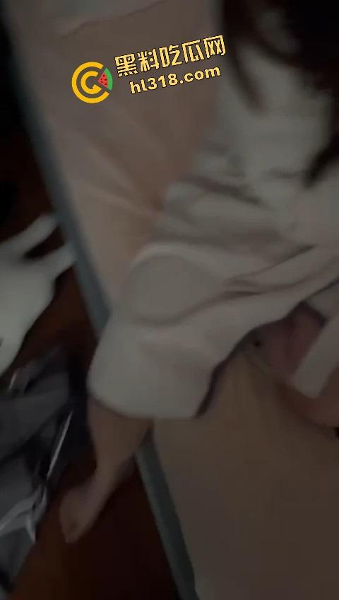 英区流子捉奸名场面,捞女床上被抓现行,一个男友当钱包,一个男友当鸡巴,双线并行享受生活!-13