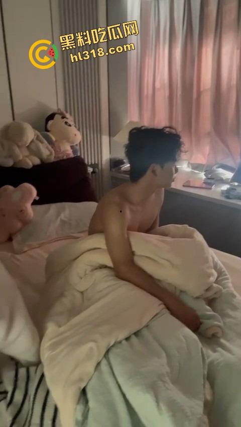 英区流子捉奸名场面,捞女床上被抓现行,一个男友当钱包,一个男友当鸡巴,双线并行享受生活!-16