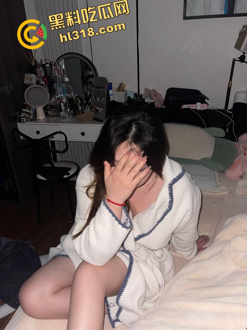 英区流子捉奸名场面,捞女床上被抓现行,一个男友当钱包,一个男友当鸡巴,双线并行享受生活!-17