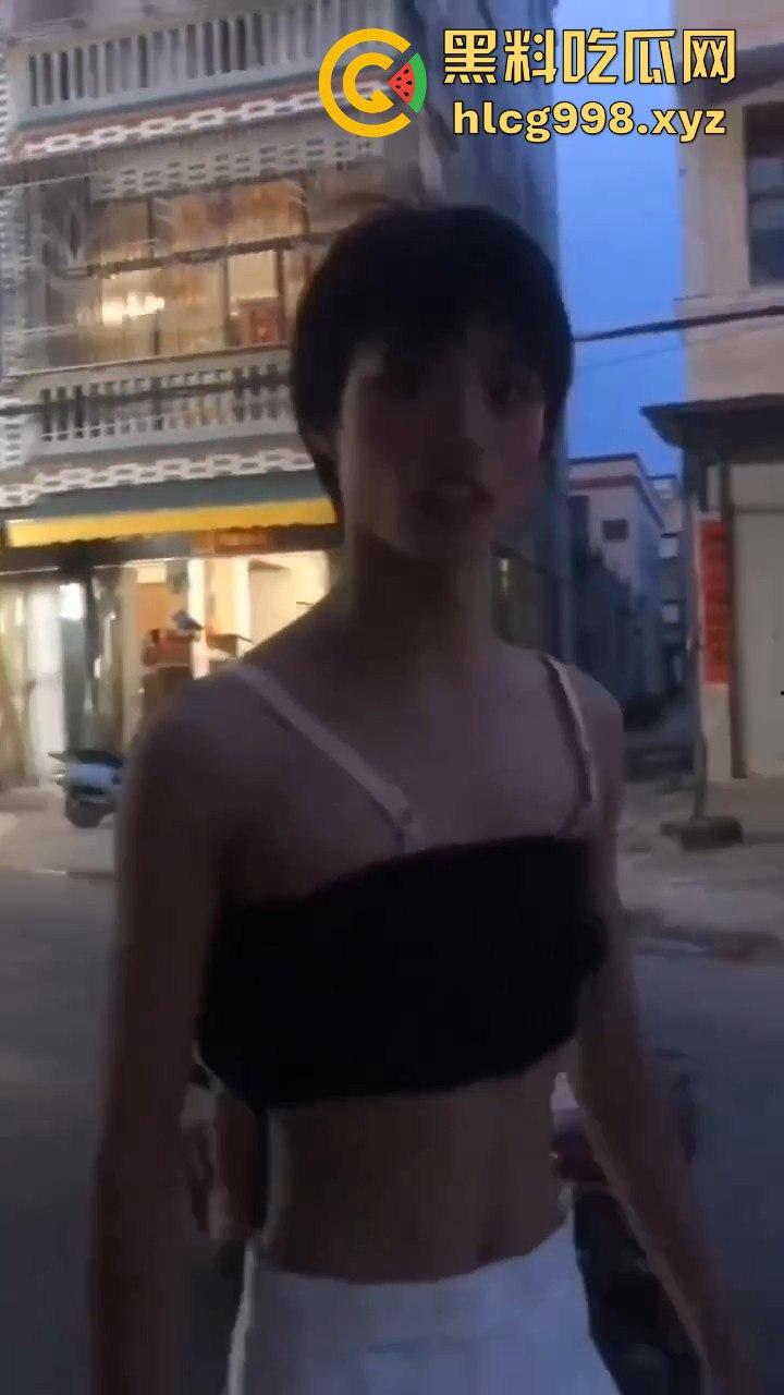 汕头女装大佬接受主人的变态任务,穿小裙子大街溜达回头率爆表!-1