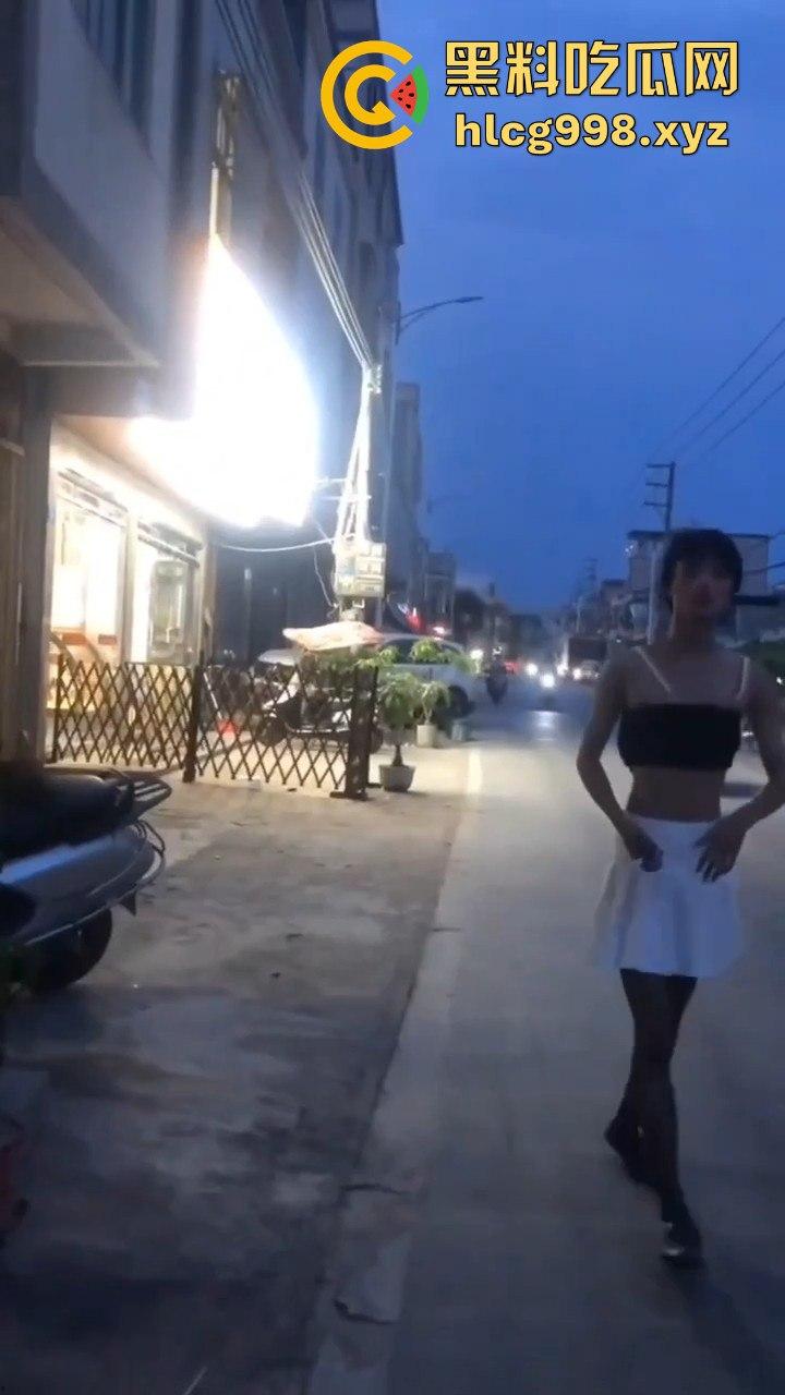 汕头女装大佬接受主人的变态任务,穿小裙子大街溜达回头率爆表!-2