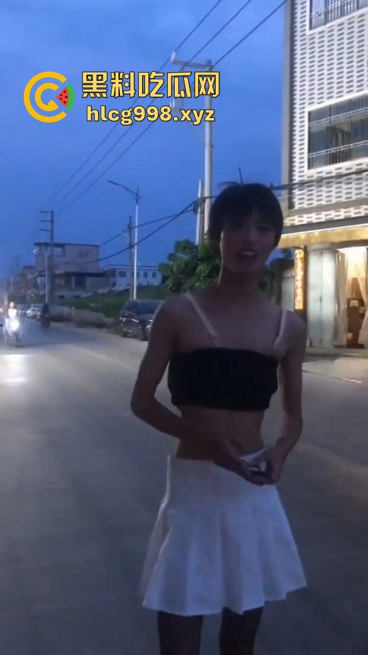 汕头女装大佬接受主人的变态任务,穿小裙子大街溜达回头率爆表!-3