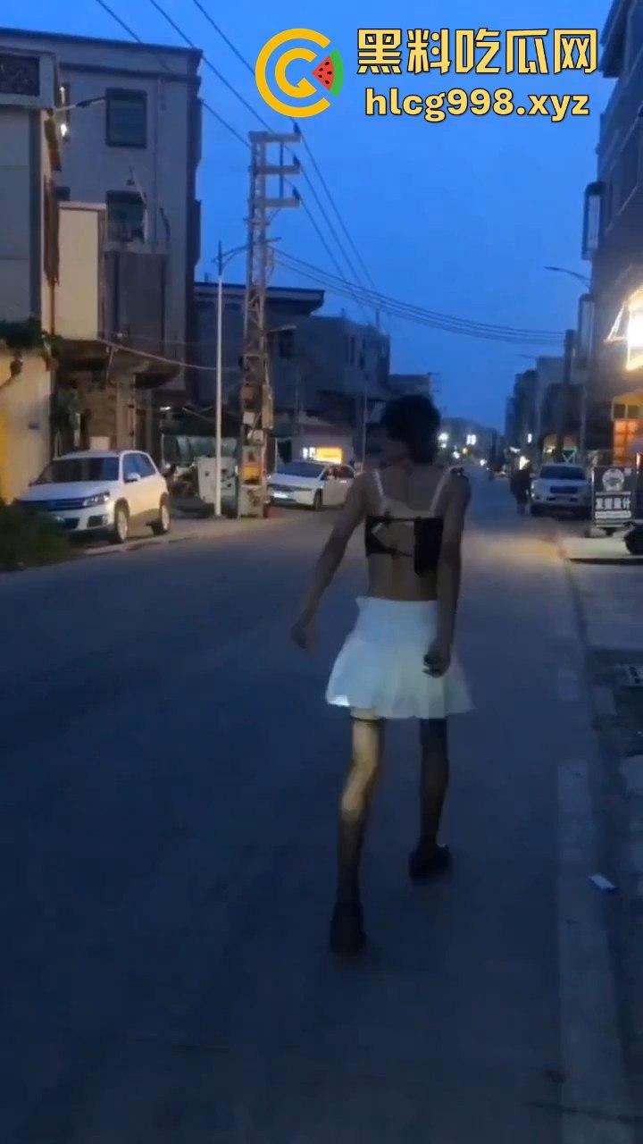 汕头女装大佬接受主人的变态任务,穿小裙子大街溜达回头率爆表!-4