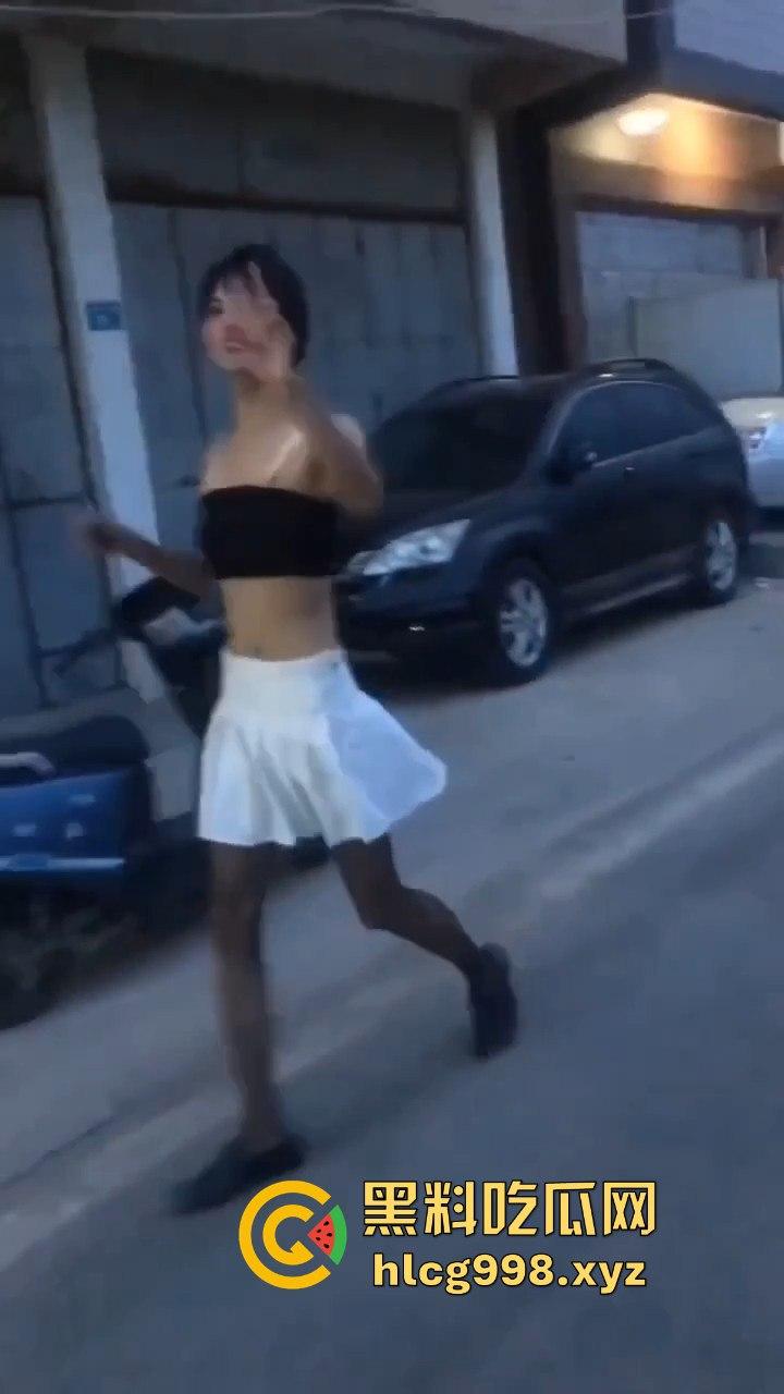 汕头女装大佬接受主人的变态任务,穿小裙子大街溜达回头率爆表!-5