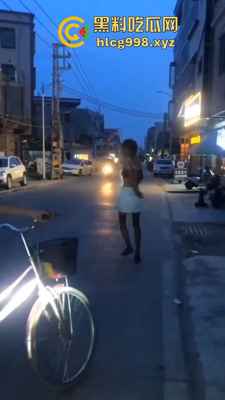 汕头女装大佬接受主人的变态任务,穿小裙子大街溜达回头率爆表!-6