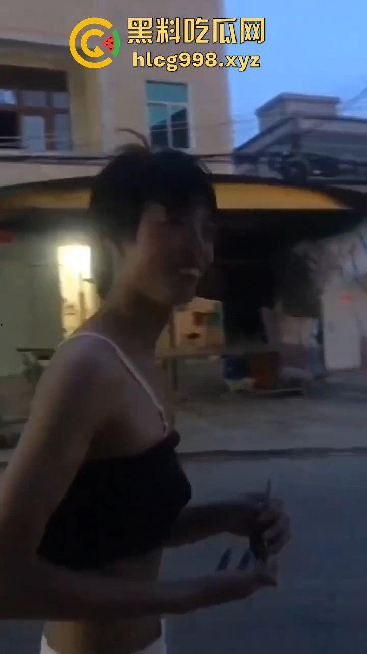 汕头女装大佬接受主人的变态任务,穿小裙子大街溜达回头率爆表!-7