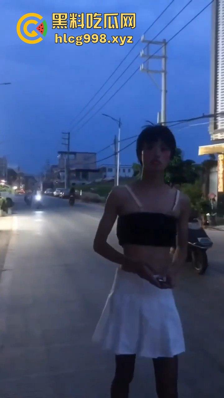 汕头女装大佬接受主人的变态任务,穿小裙子大街溜达回头率爆表!-8