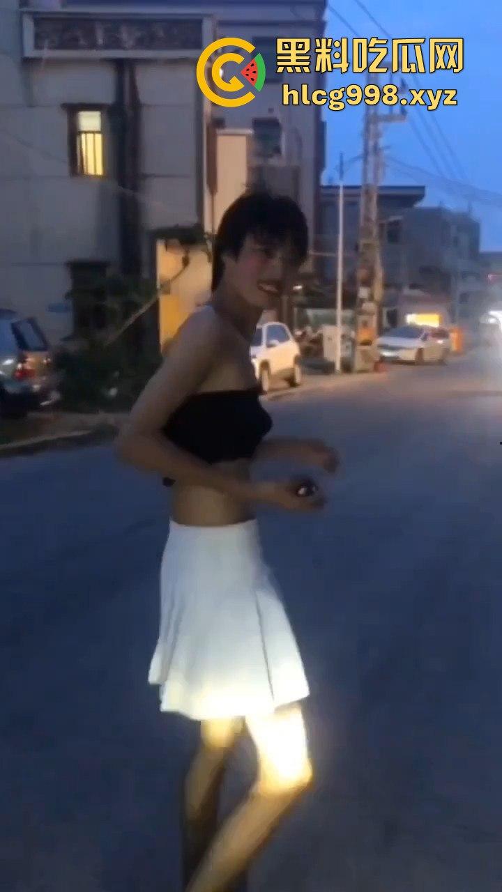 汕头女装大佬接受主人的变态任务,穿小裙子大街溜达回头率爆表!-9