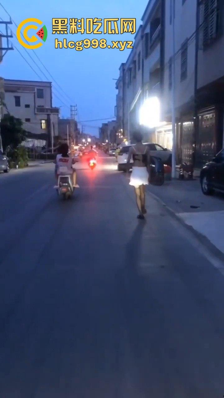 汕头女装大佬接受主人的变态任务,穿小裙子大街溜达回头率爆表!-10