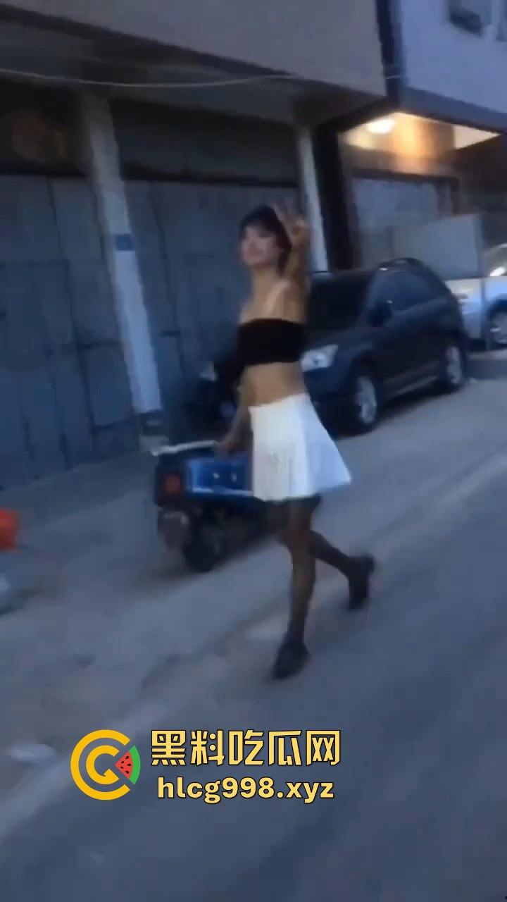 汕头女装大佬接受主人的变态任务,穿小裙子大街溜达回头率爆表!-11