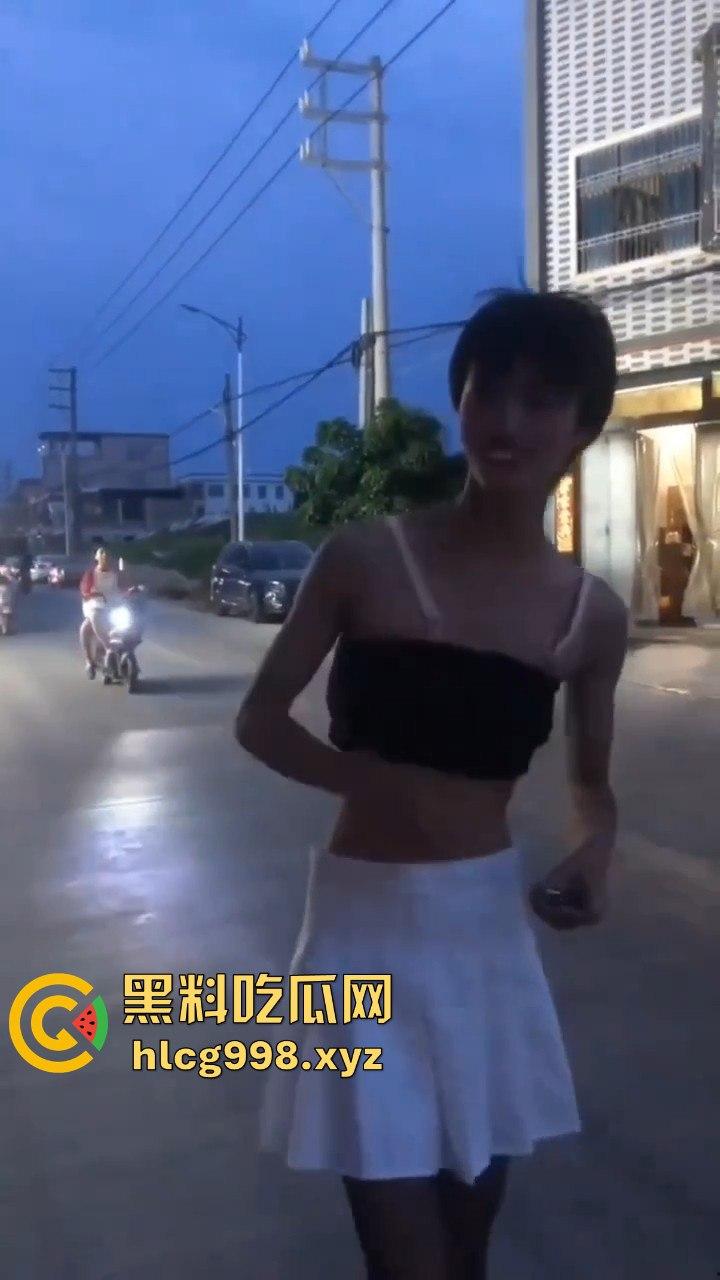 汕头女装大佬接受主人的变态任务,穿小裙子大街溜达回头率爆表!-12