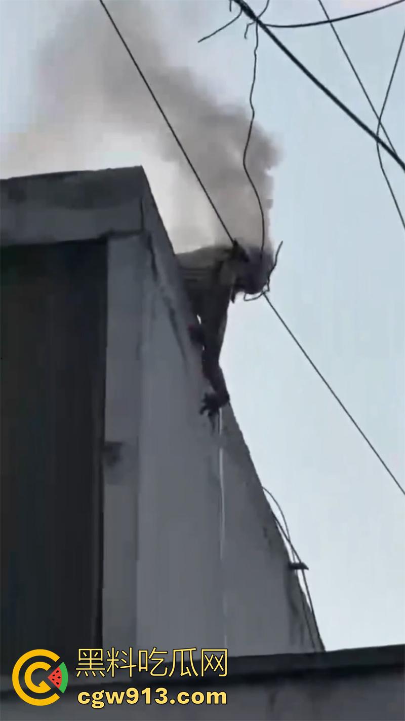 偷情人妻竟丢了命, 四川成都郫县一男子,偷情彩票站老板娘,老公突然回来只能躲在楼顶,竟被当场电死!-3