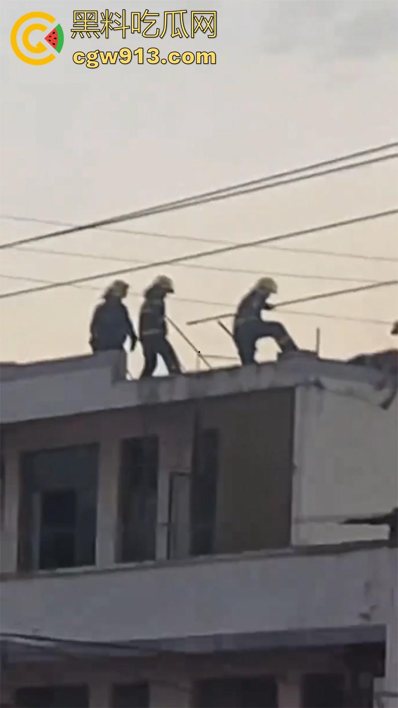 偷情人妻竟丢了命, 四川成都郫县一男子,偷情彩票站老板娘,老公突然回来只能躲在楼顶,竟被当场电死!-4