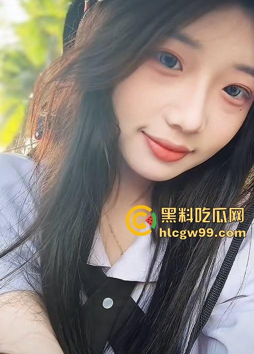 抖音清纯网红 【小妍my】榜一大哥私拍视频流出 隔着袜子舔自己的嫩足 表面乖巧小妹妹 私下这么淫荡！-4