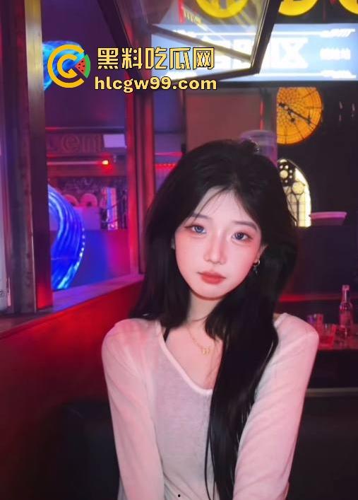 抖音清纯网红 【小妍my】榜一大哥私拍视频流出 隔着袜子舔自己的嫩足 表面乖巧小妹妹 私下这么淫荡！-9