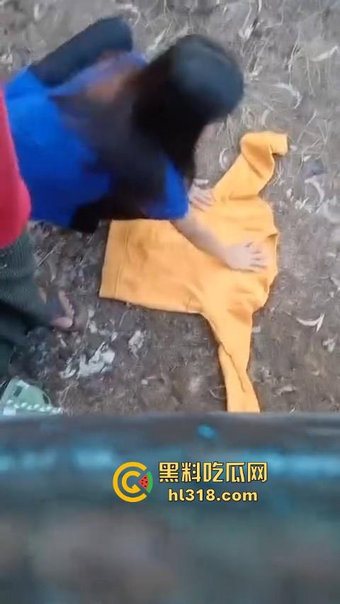 年轻情侣户外野战,衣服围裙一铺倒地就是干,无套猛入花式爆操,画面香艳又刺激!-2