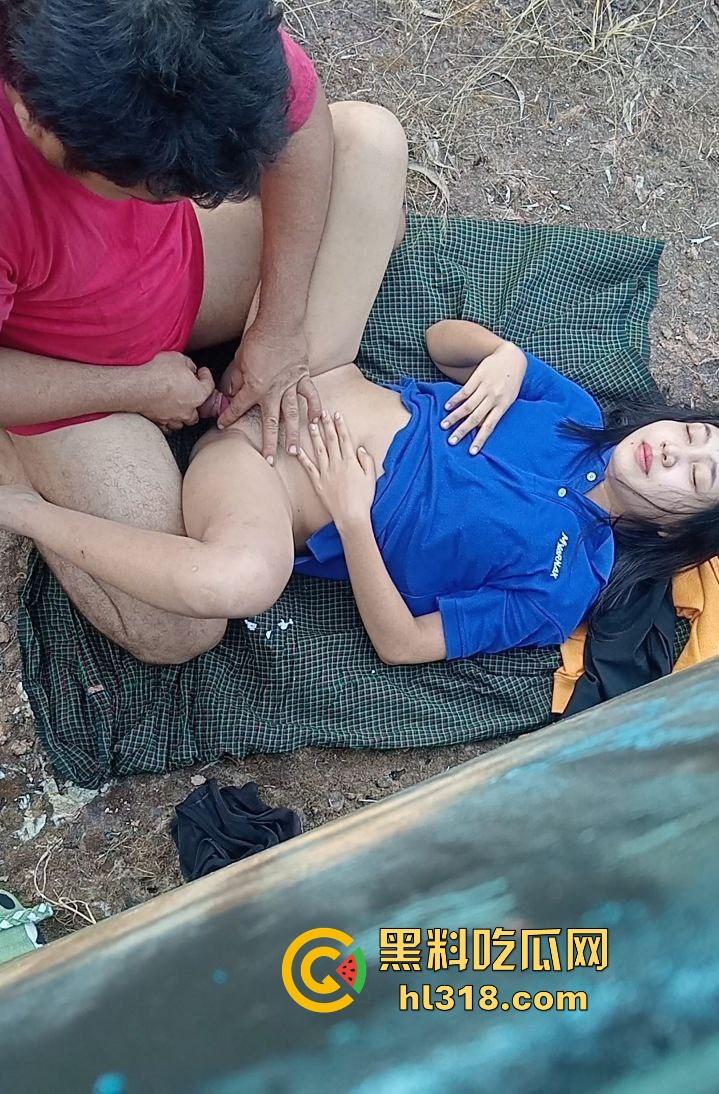 年轻情侣户外野战,衣服围裙一铺倒地就是干,无套猛入花式爆操,画面香艳又刺激!-9